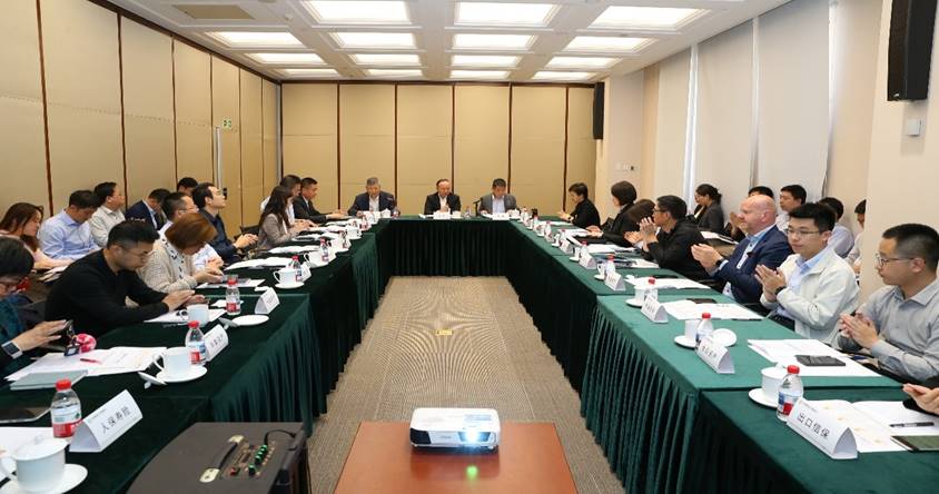 会议室里的人们
AI 生成的内容可能不正确。